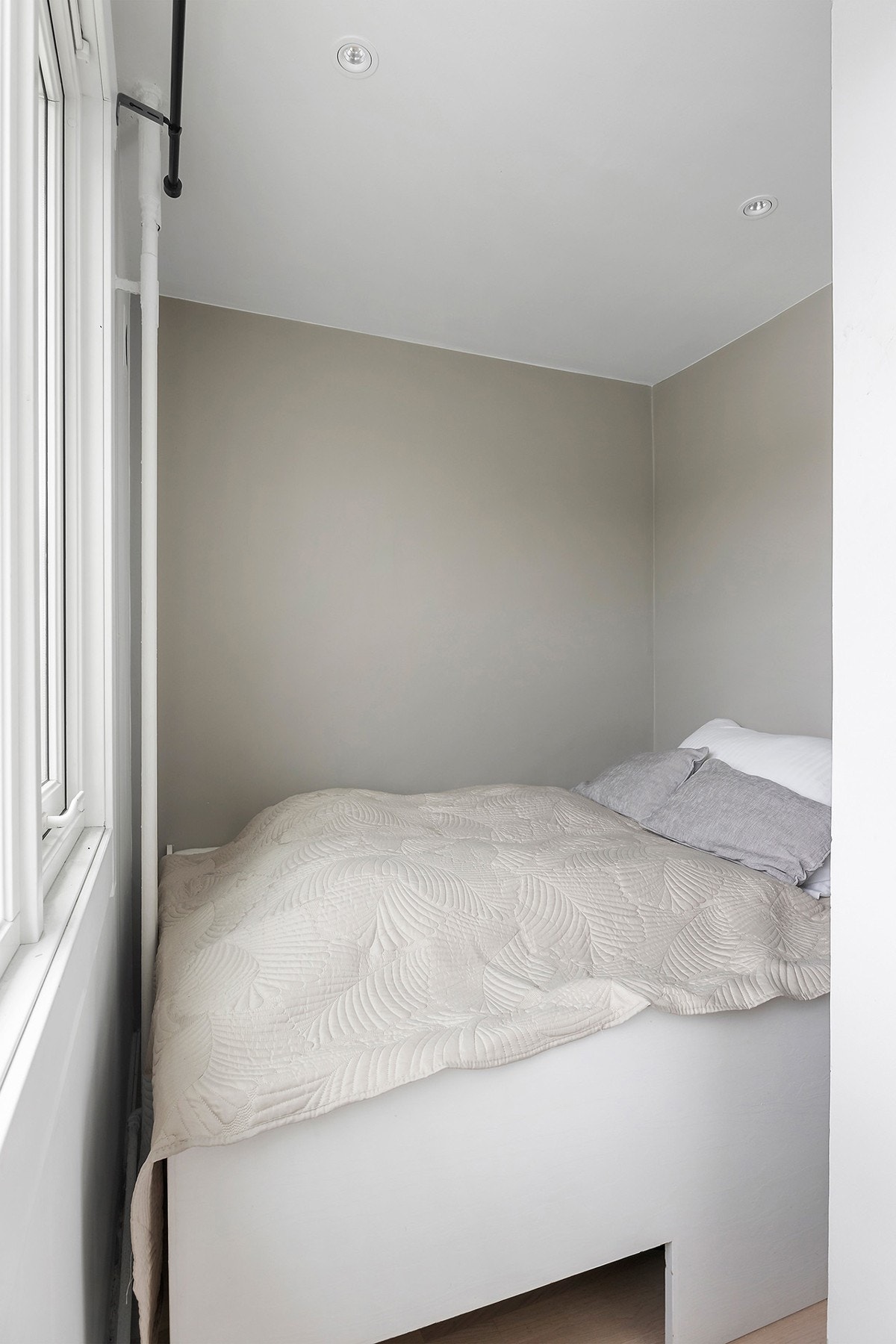 Det er skillevegg mellom sovealkove og stue Galleribilde