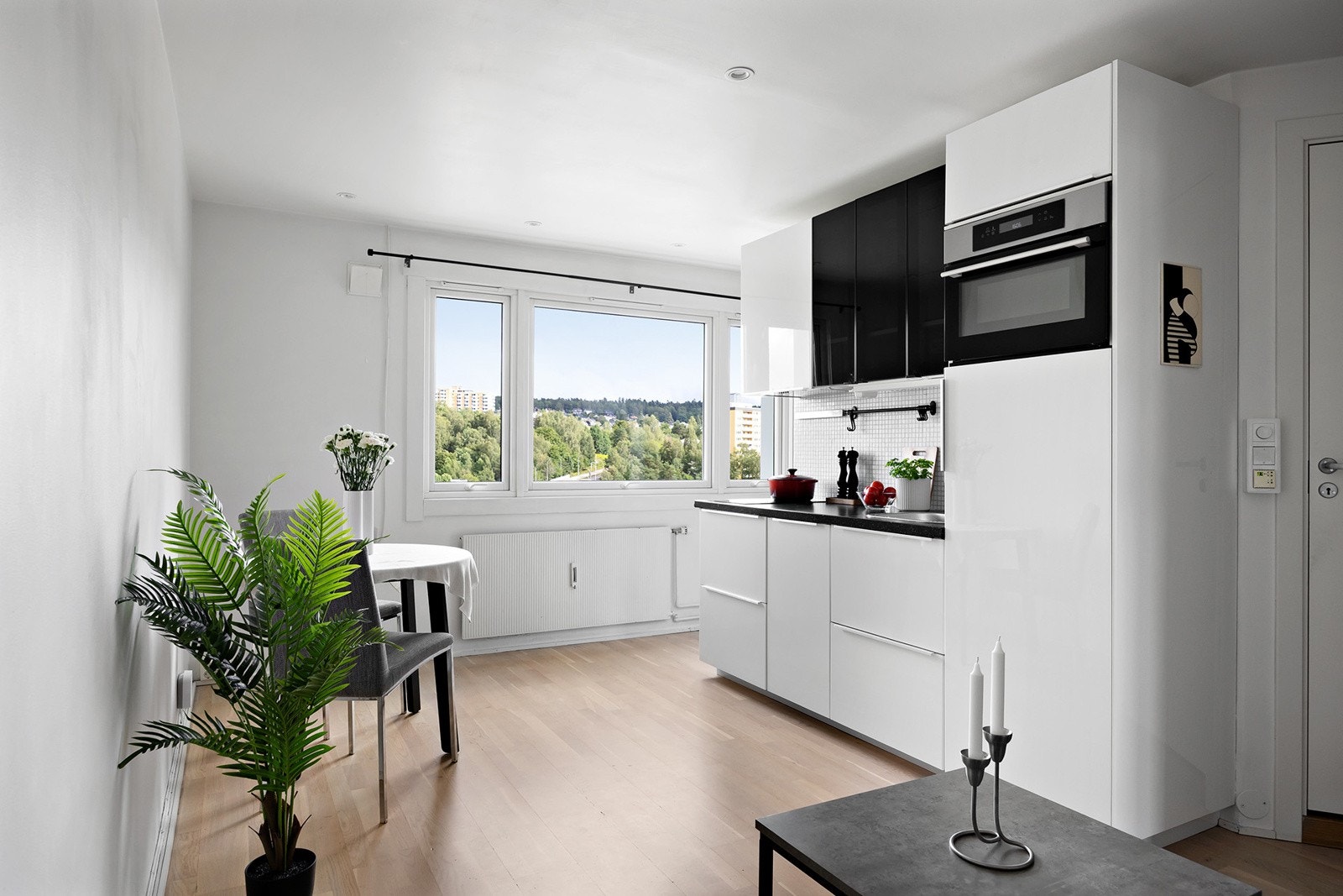 Kjøkkenet er fra 2016 og har integrert komfyr, koketopp og kjøl/fryseskap Galleribilde