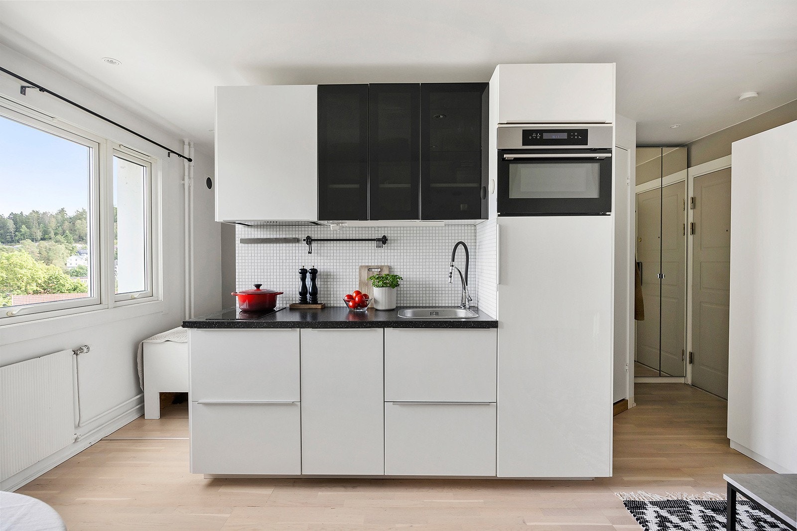 Kjøkkeninnredning med slette høyglansfolierte fronter Galleribilde