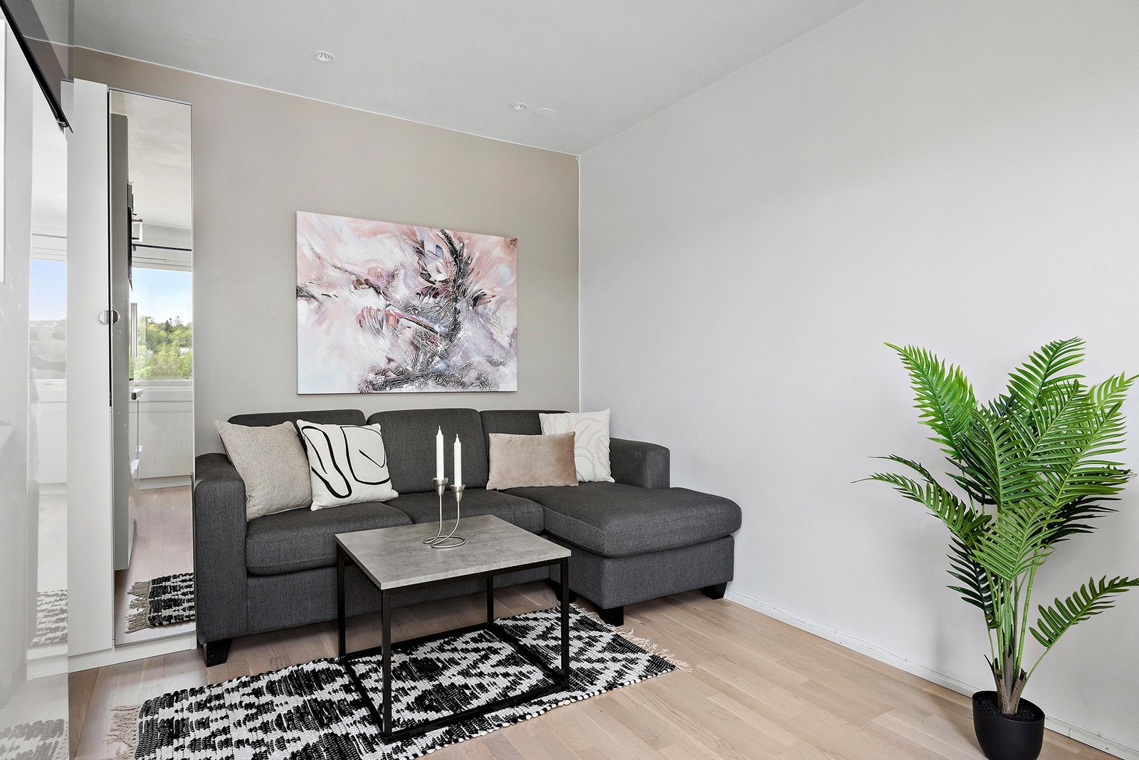 Leiligheten har gulvflater belagt av parkett i stue/sovealkove og det er downlights i tak Galleribilde