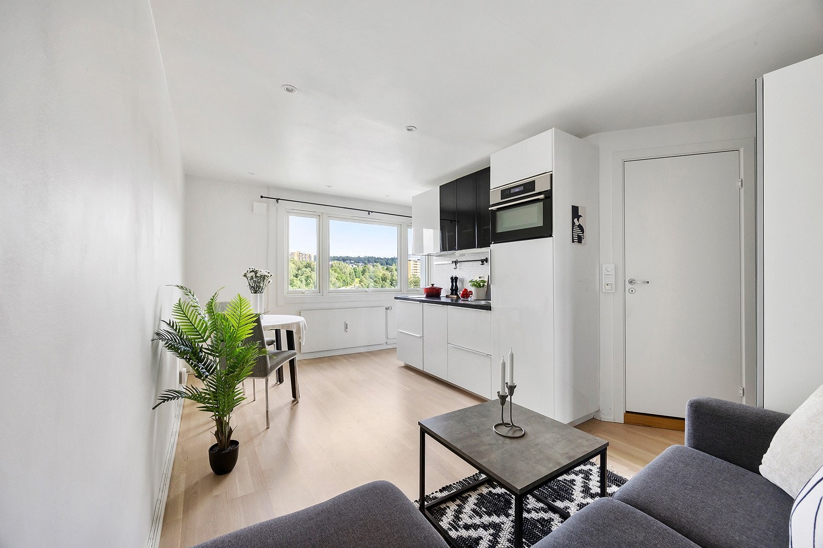 Leiligheten har en åpen stue- og kjøkkenløsning som skaper et sosialt allrom Galleribilde