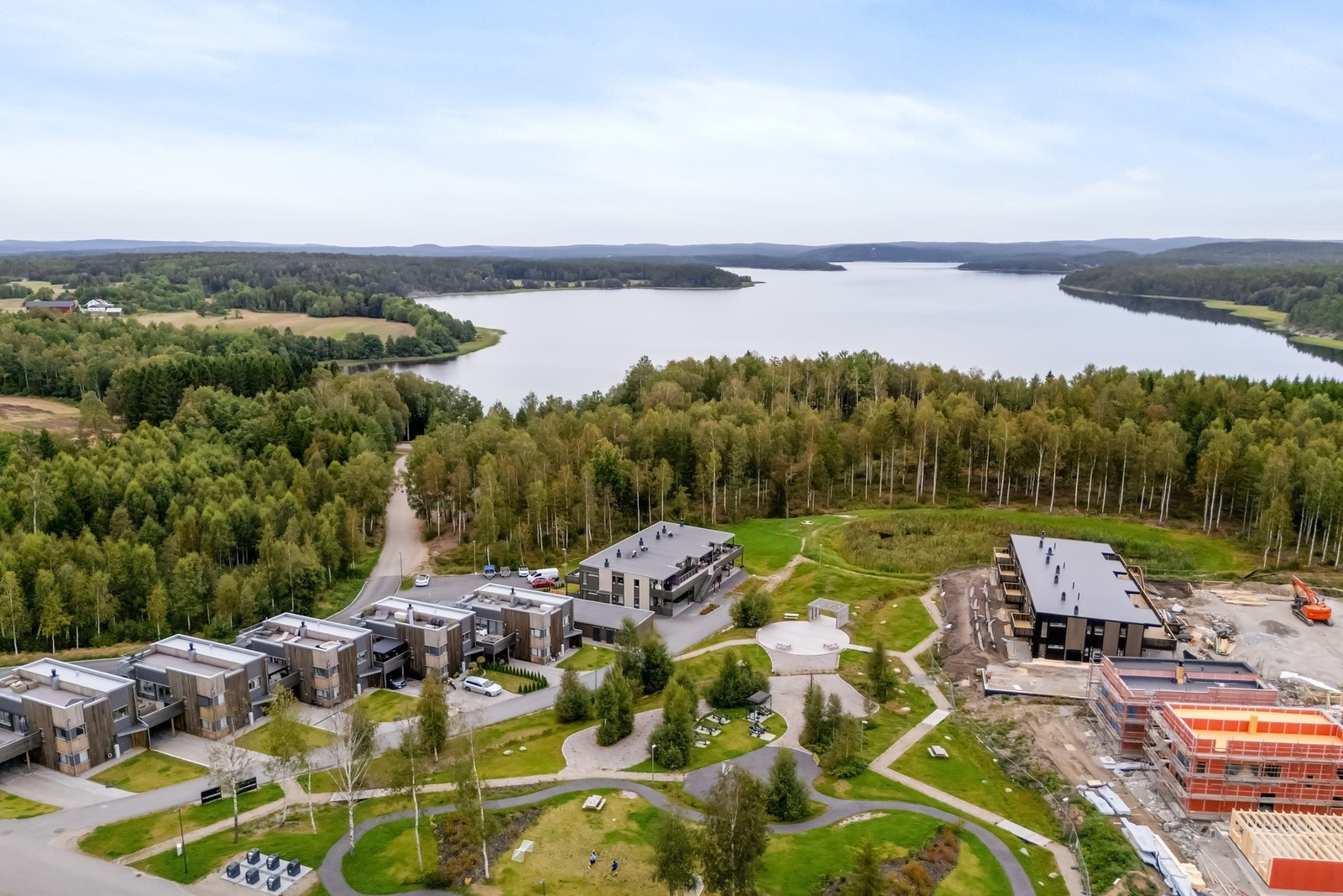 Attraktivt og barnevennlig boligområde med kort vei til både skole, barnehage og flotte turområder. Galleribilde