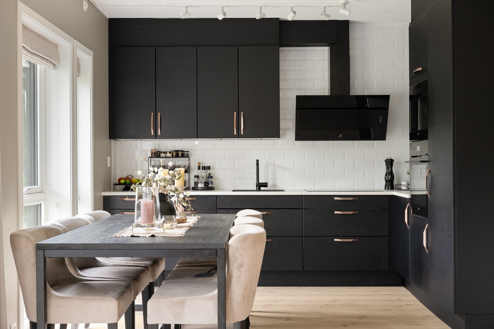 Kjøkkenet har kjøleskap, oppvaskmaskin, induksjonstopp,
kaffemaskin, stekeovn, vannstoppsystem og komfyrvakt. Galleribilde