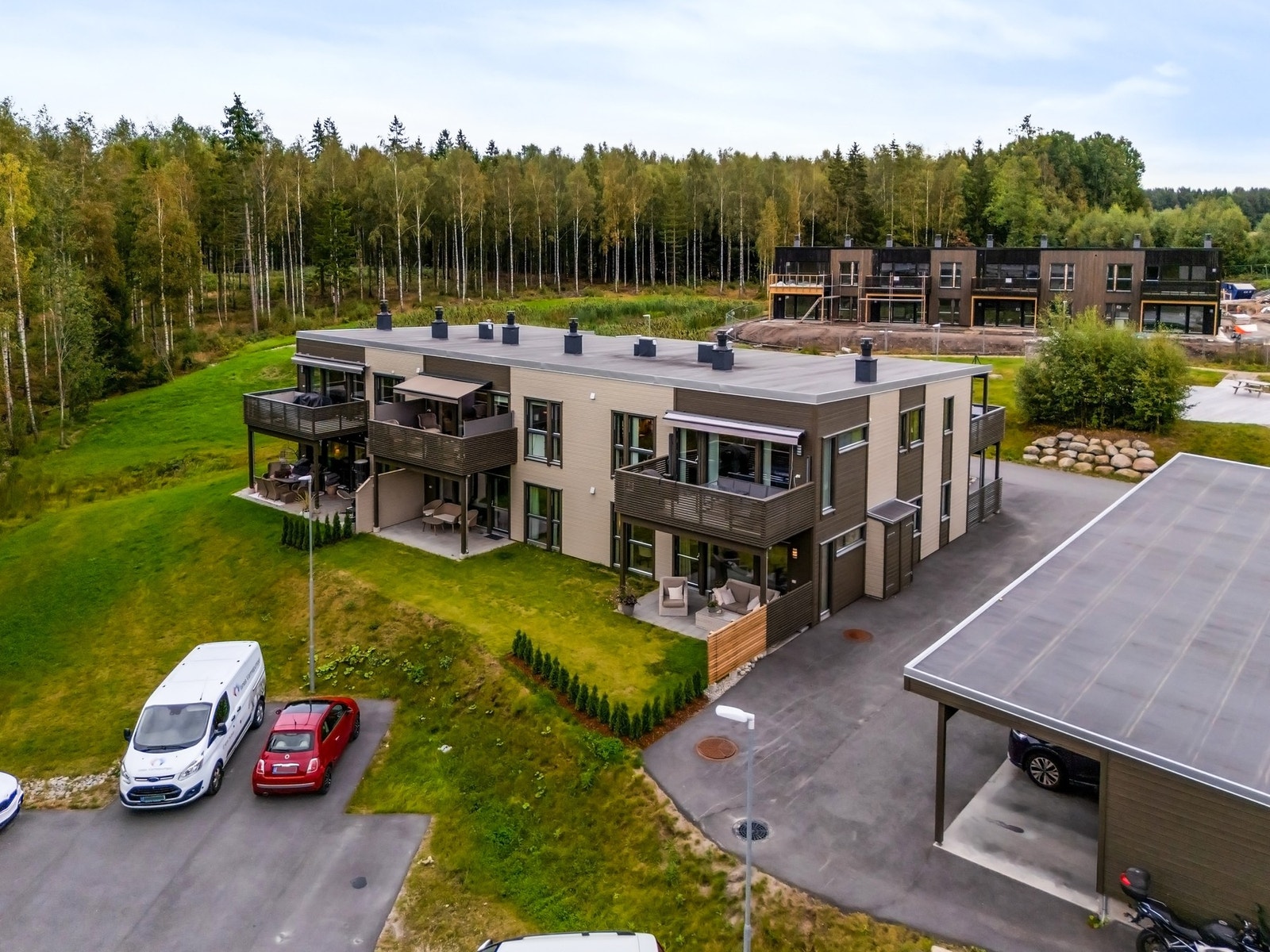 Med leiligheten følger det med en carport i felles carportrekke med tilhørende bod. Galleribilde