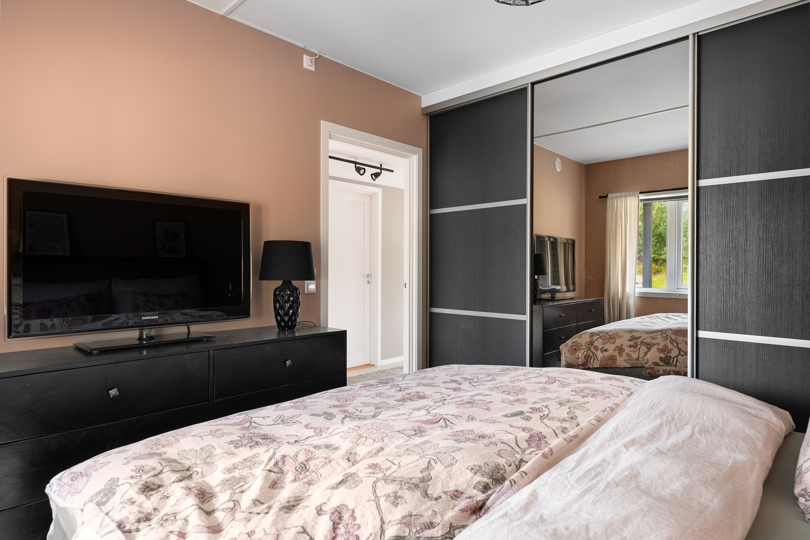 God størrelse - plass til både dobbelseng, garderobe og kommode. Galleribilde