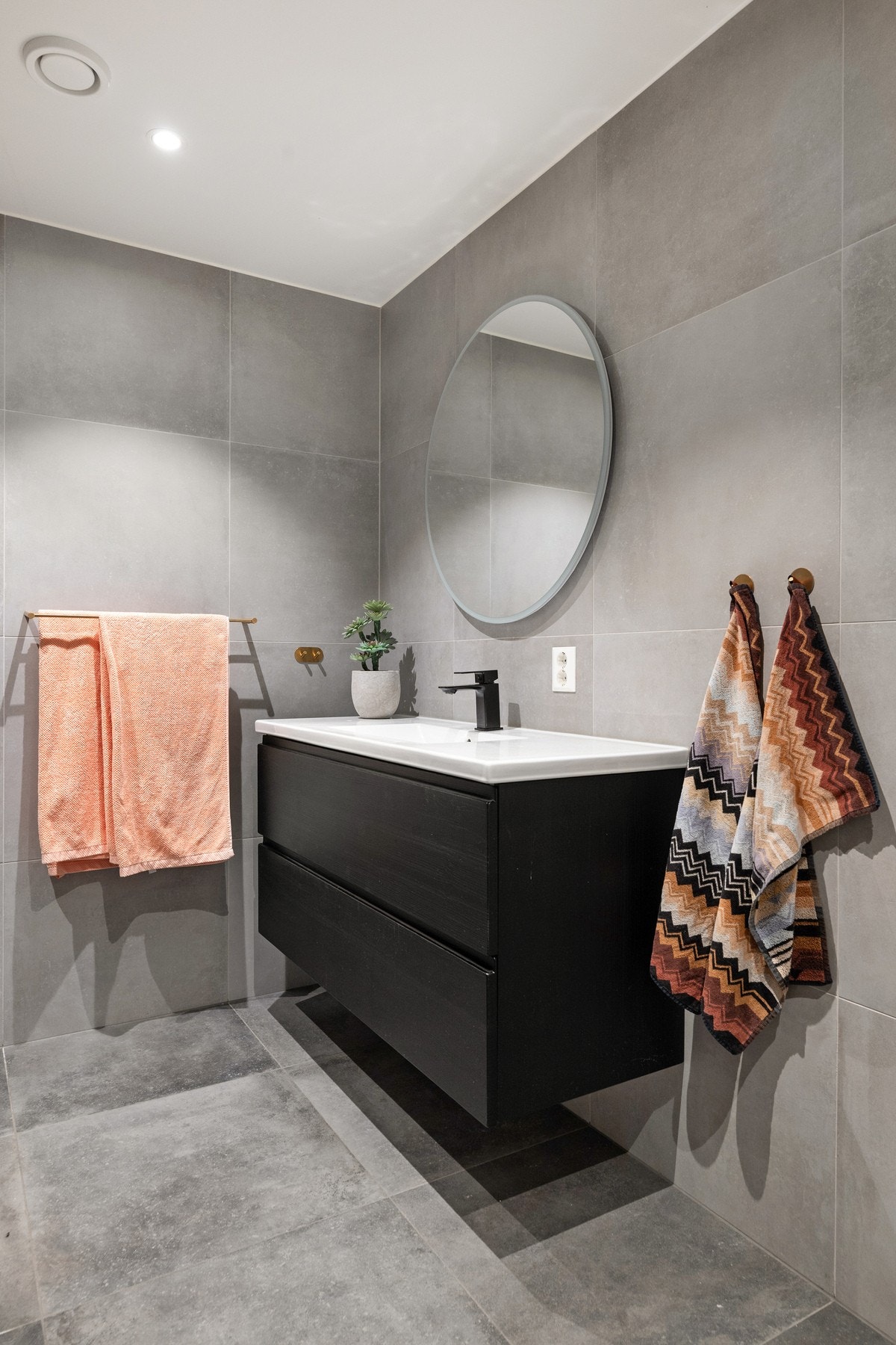 Flislagt bad med vegghengt toalett, nedfelt servant og dusjhjørne. Galleribilde