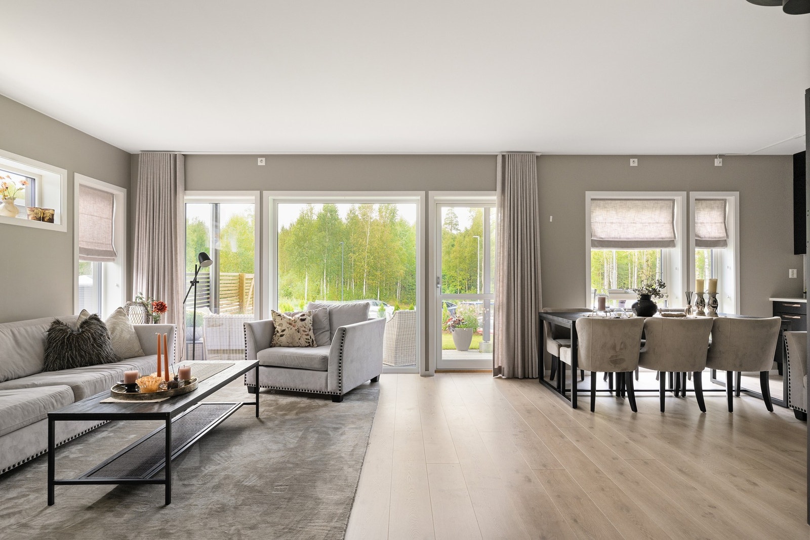 Store vindusflater gir godt med lysinnslipp. Galleribilde