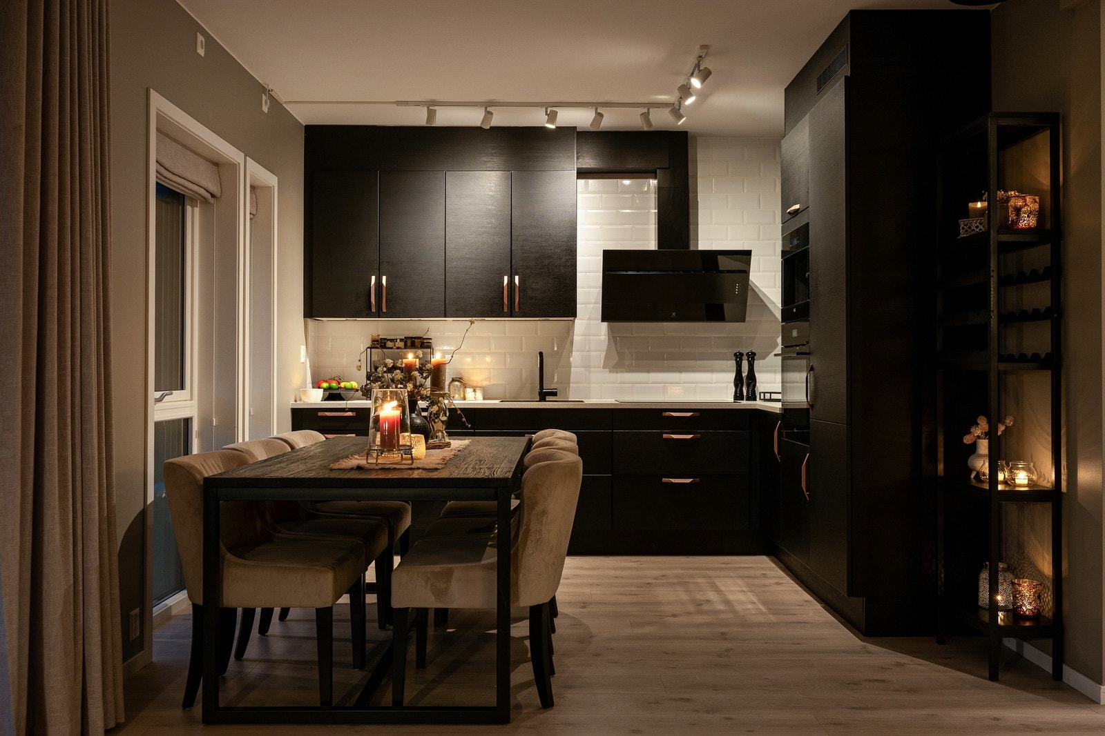 Moderne kjøkken med slette fronter. Galleribilde