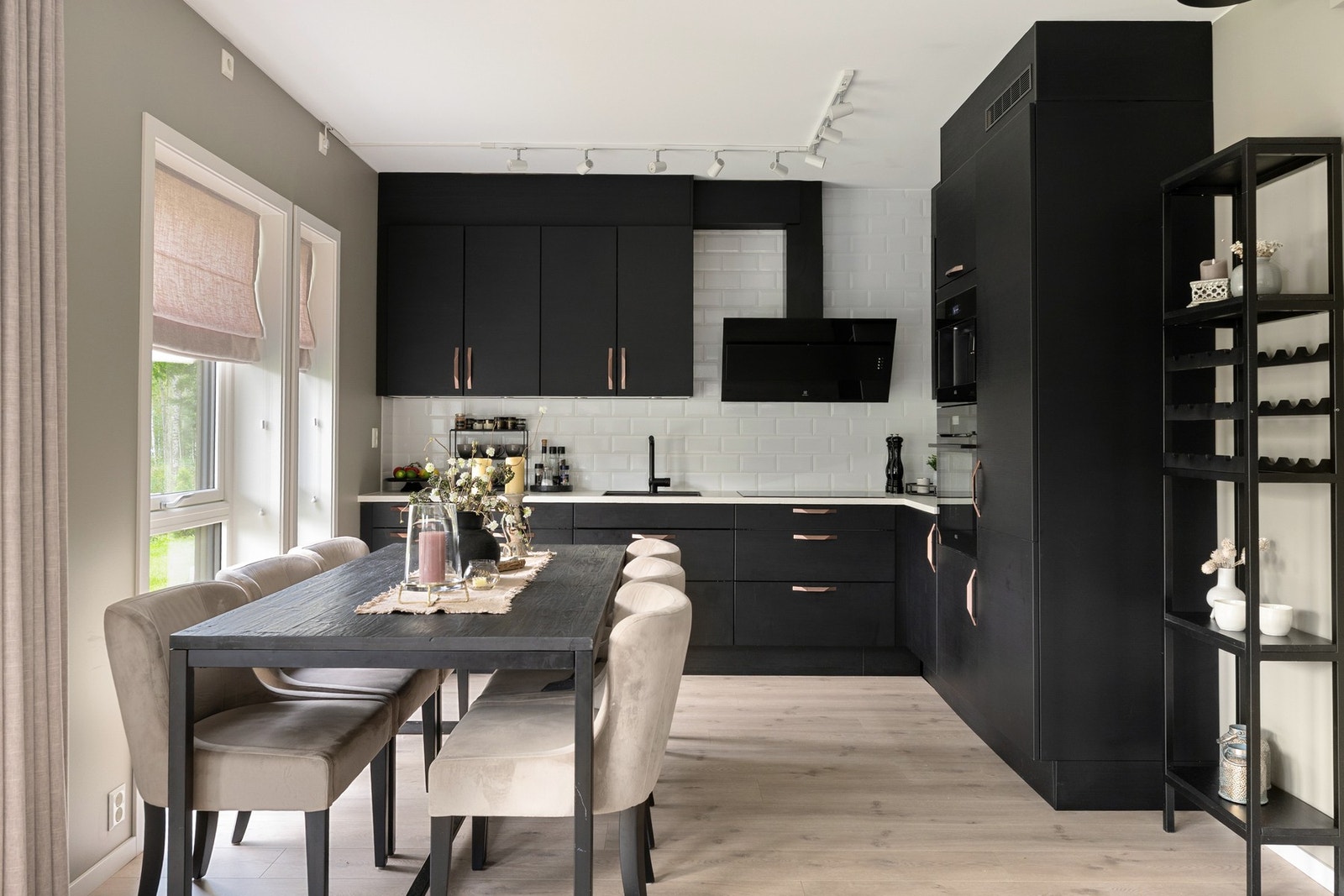 Åpen løsning mellom stue og kjøkken - perfekt for sosiale sammenkomster. Galleribilde