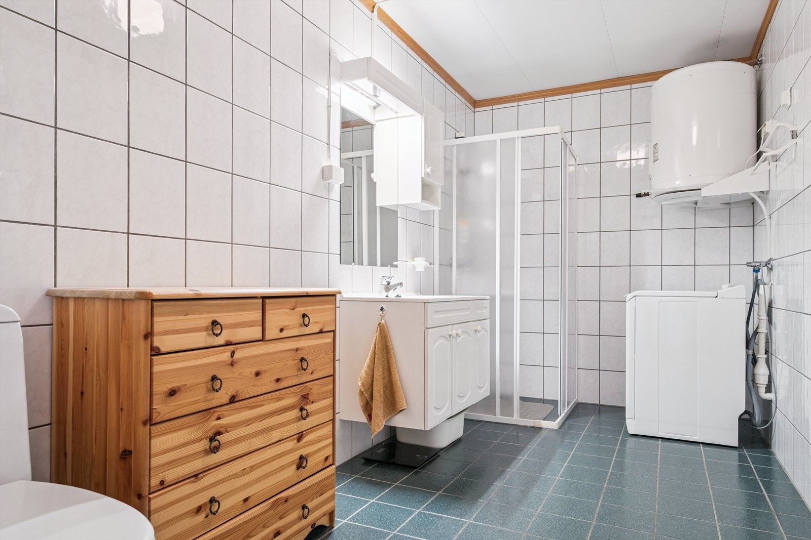 Flsilagt bad. Opplegg for vaskemaskin. Galleribilde