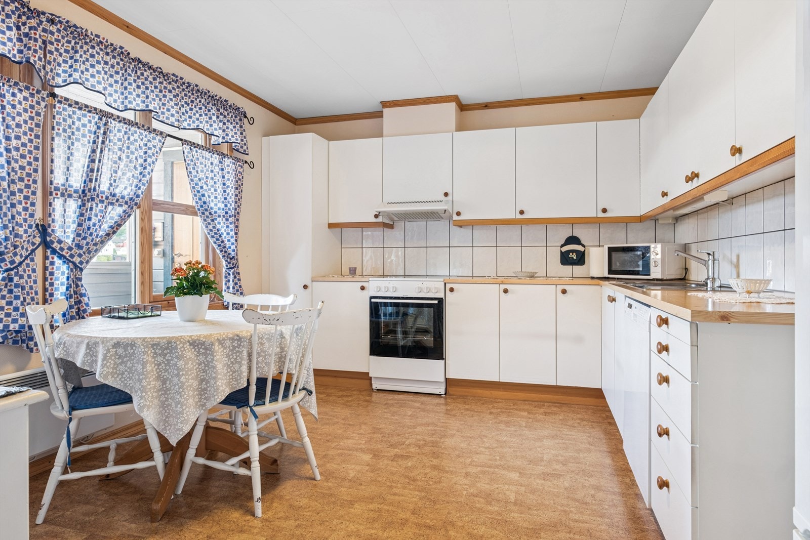 Godt med skap og benkeplass. Plass til spisebord. Galleribilde