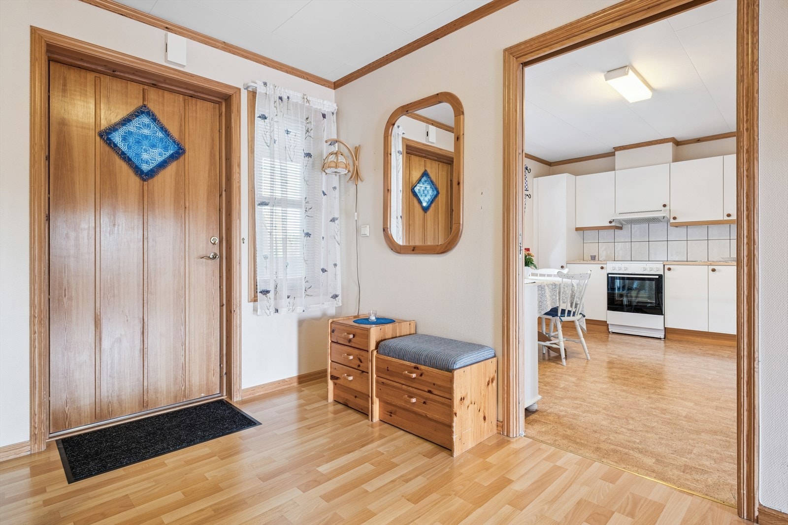 Romslig entre'. Galleribilde