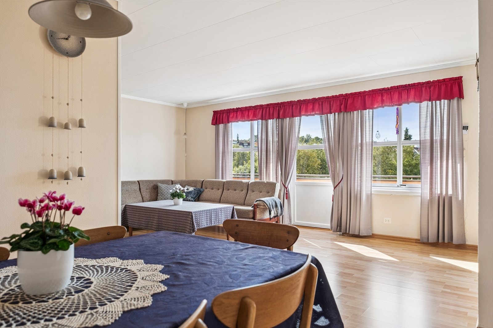 Fra stua kan man gå rett ut på en stor veranda. Galleribilde