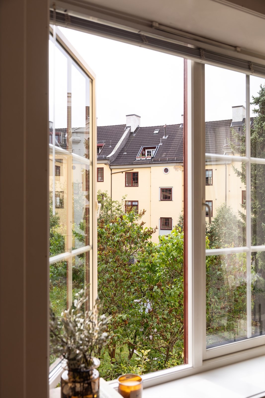 Herlig grønt utsyn til lukket gårdsrom fra alle vinduer i leiligheten. Galleribilde