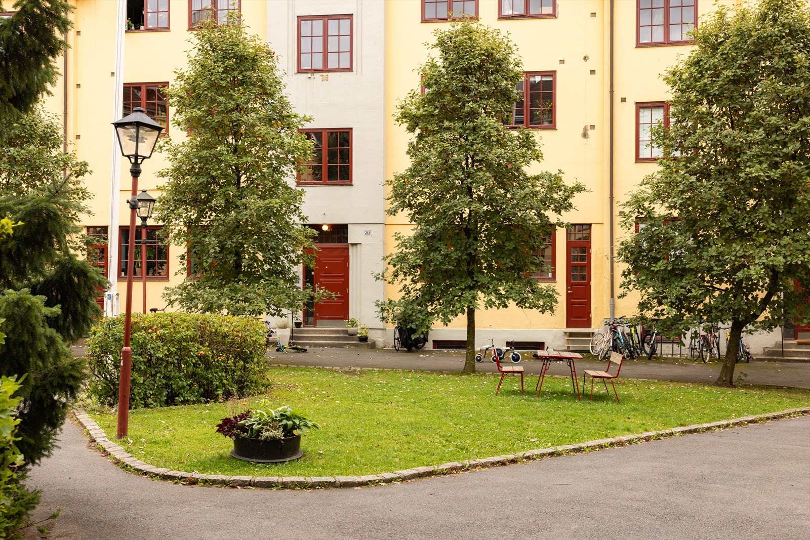 Nydelig bakgård med lekeplass, flere sittegrupper og felles griller. Galleribilde