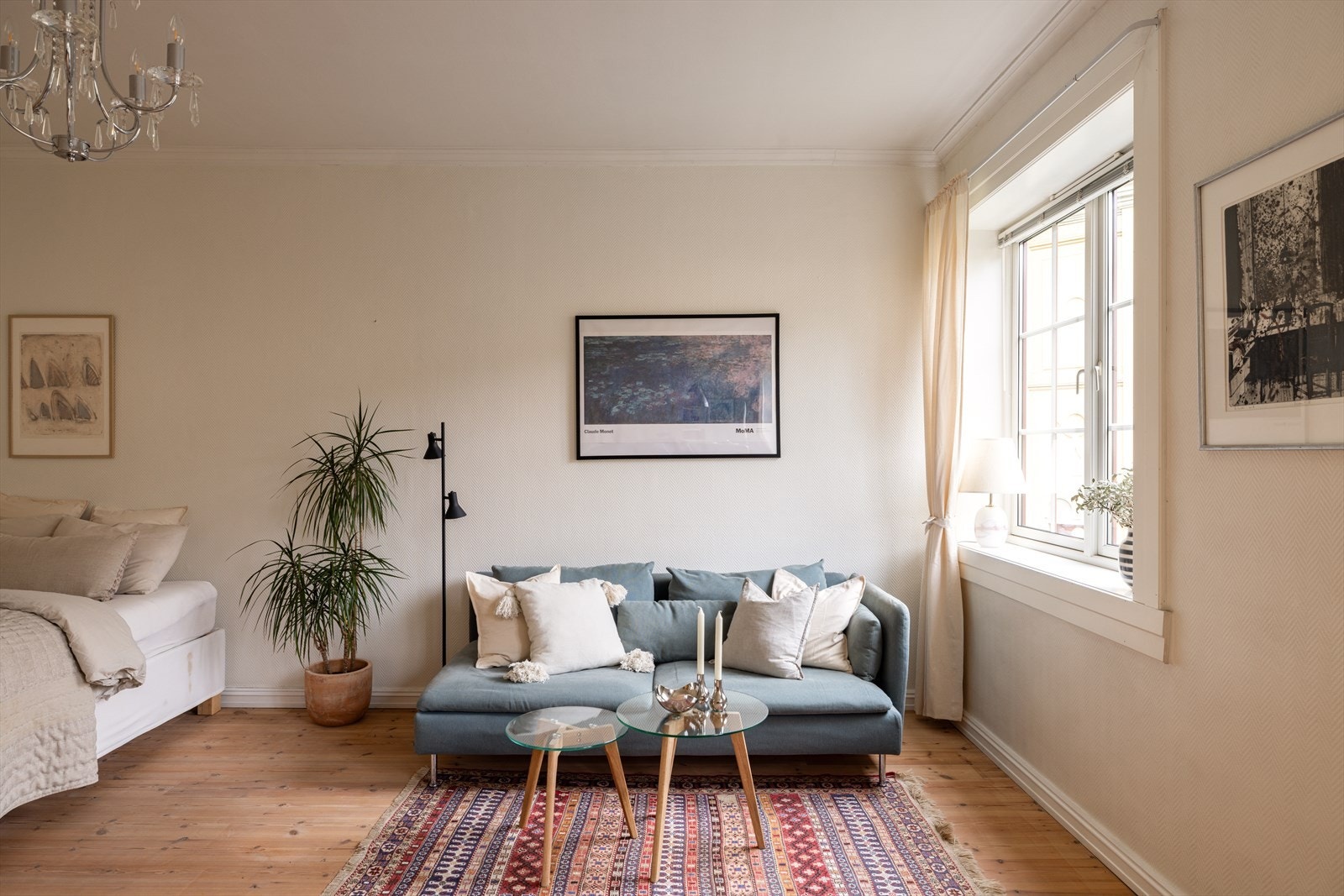 Stuen er et romslig oppholdsrom med flere møbleringsmuligheter, og det er plass til sofa, TV-møbler, garderobe og seng. Galleribilde