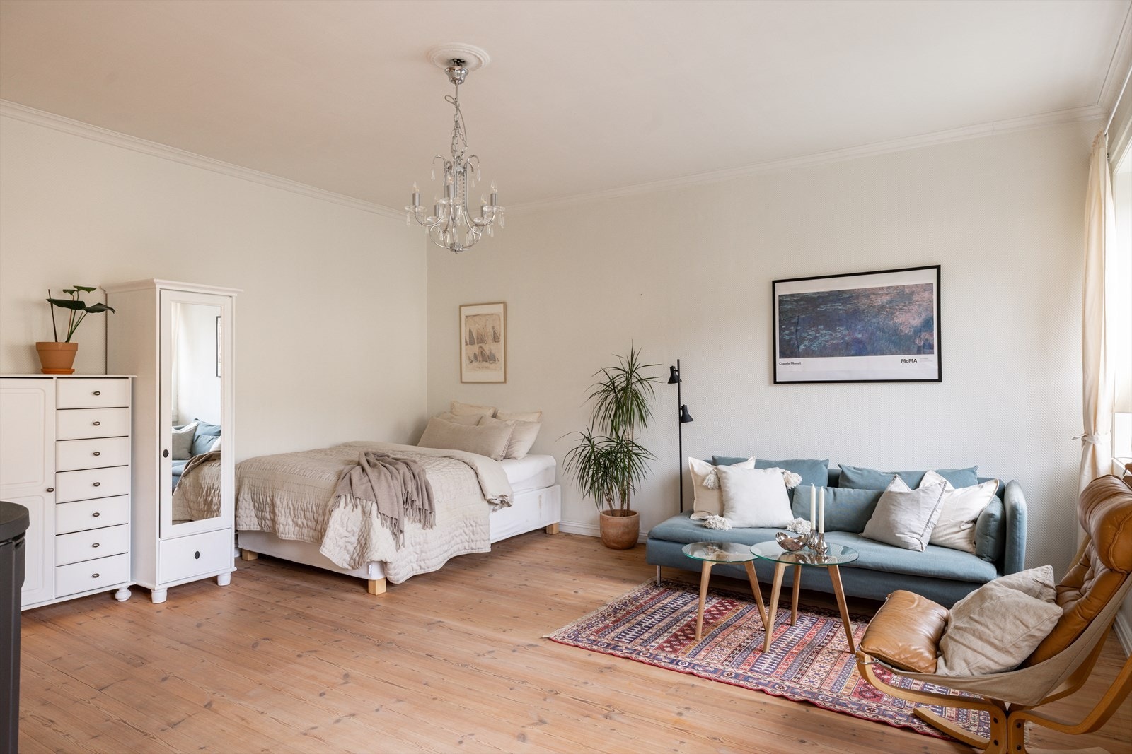 Boligen består av en romslig stue med plass til seng og garderobe, separat kjøkken, gang, samt toalett og bad. Galleribilde