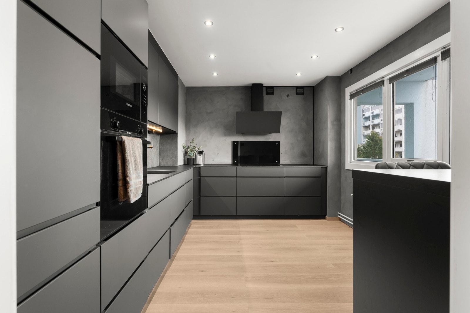 Kjøkkenet er fra Kvikk og fremstår moderne med glatte fronter og benkeplate i kompositt. Galleribilde