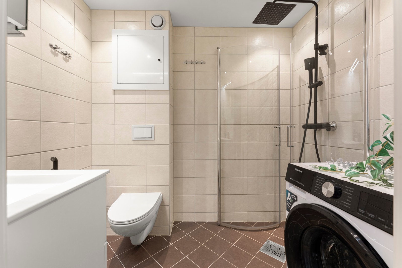 Badet ble renovert i regi av borettslaget i 2019 og fremstår moderne og funksjonelt. Galleribilde