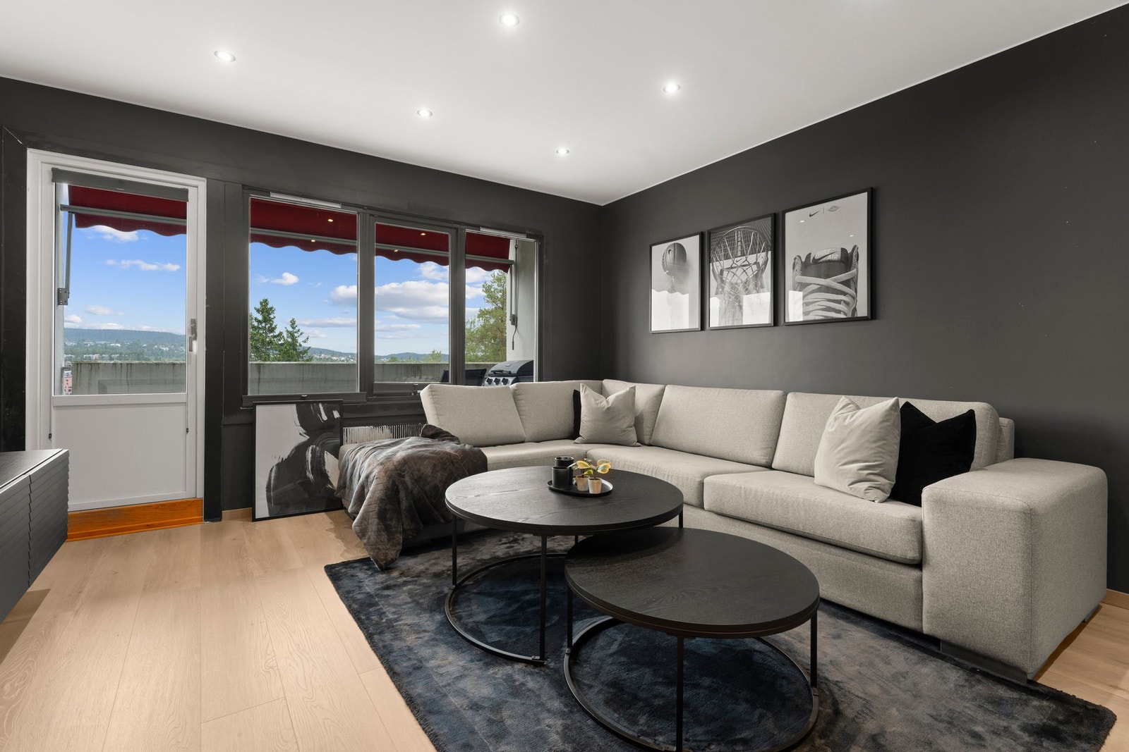 Her er det rom for både sofakrok og spiseplass. Fra stuen har du utgang til en vestvendt balkong på hele 13 kvm - perfekt for å nyte ettermiddagssolen og lange sommerdager. Galleribilde