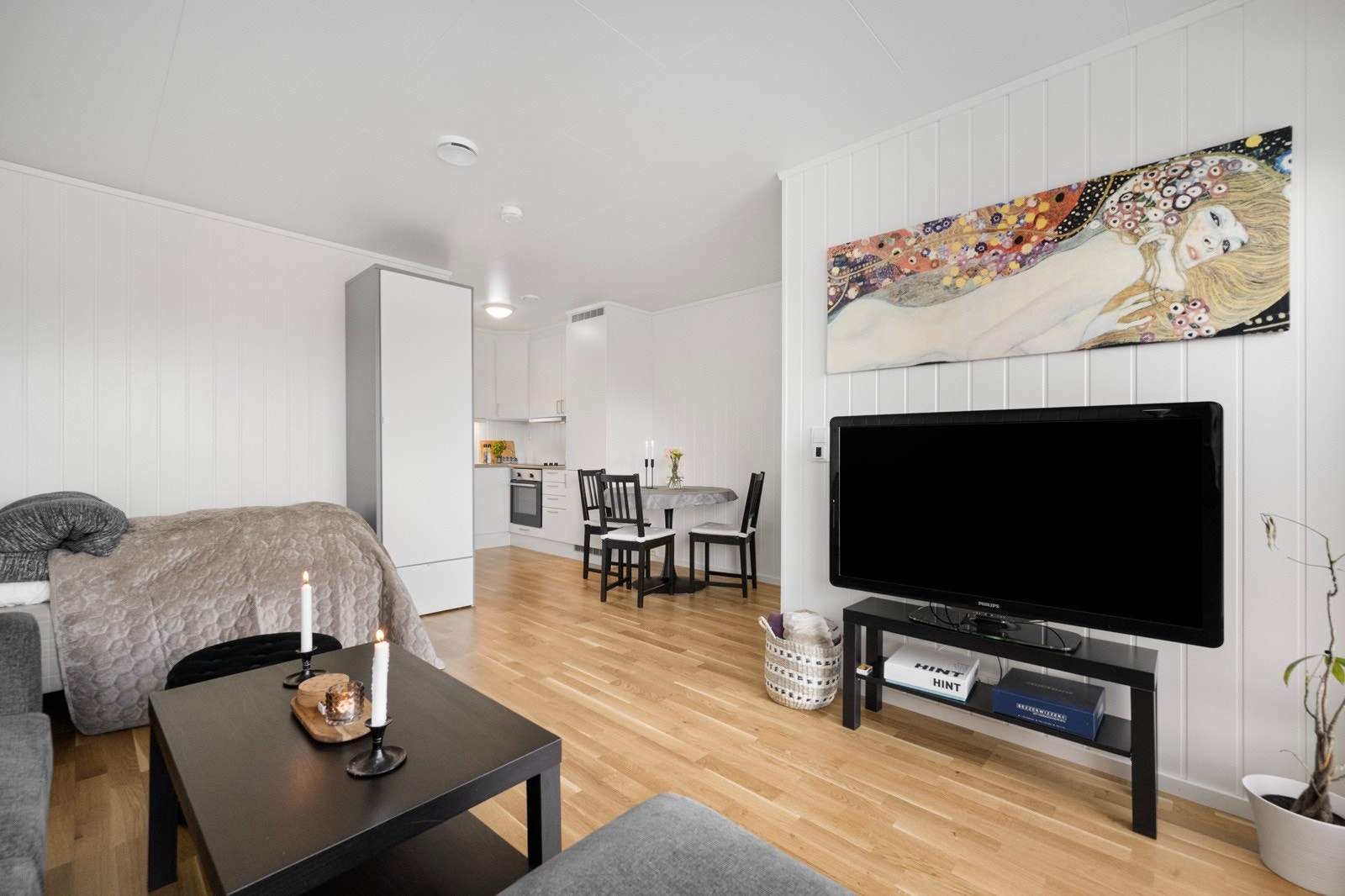 Den lyse stuen har rikelig med plass til både sofa og TV, noe som gjør den perfekt for avslapning og underholdning. Galleribilde