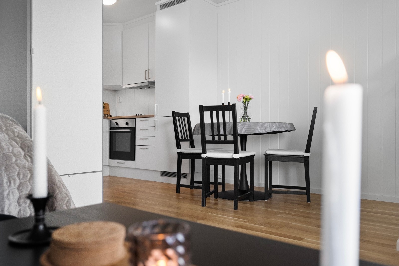 Mellom kjøkkenet og stuen er det plass til et koselig kjøkkenbord, perfekt for måltider og sosialt samvær Galleribilde