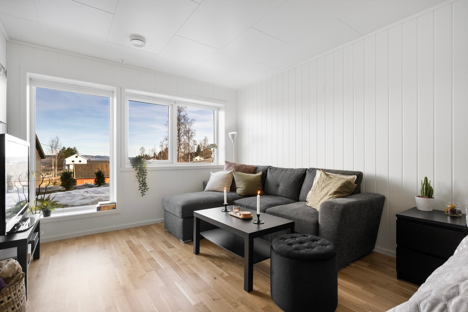 Gulv har overflater av parkett på alle rom, foruten bad og entrè hvor det er fliser Galleribilde