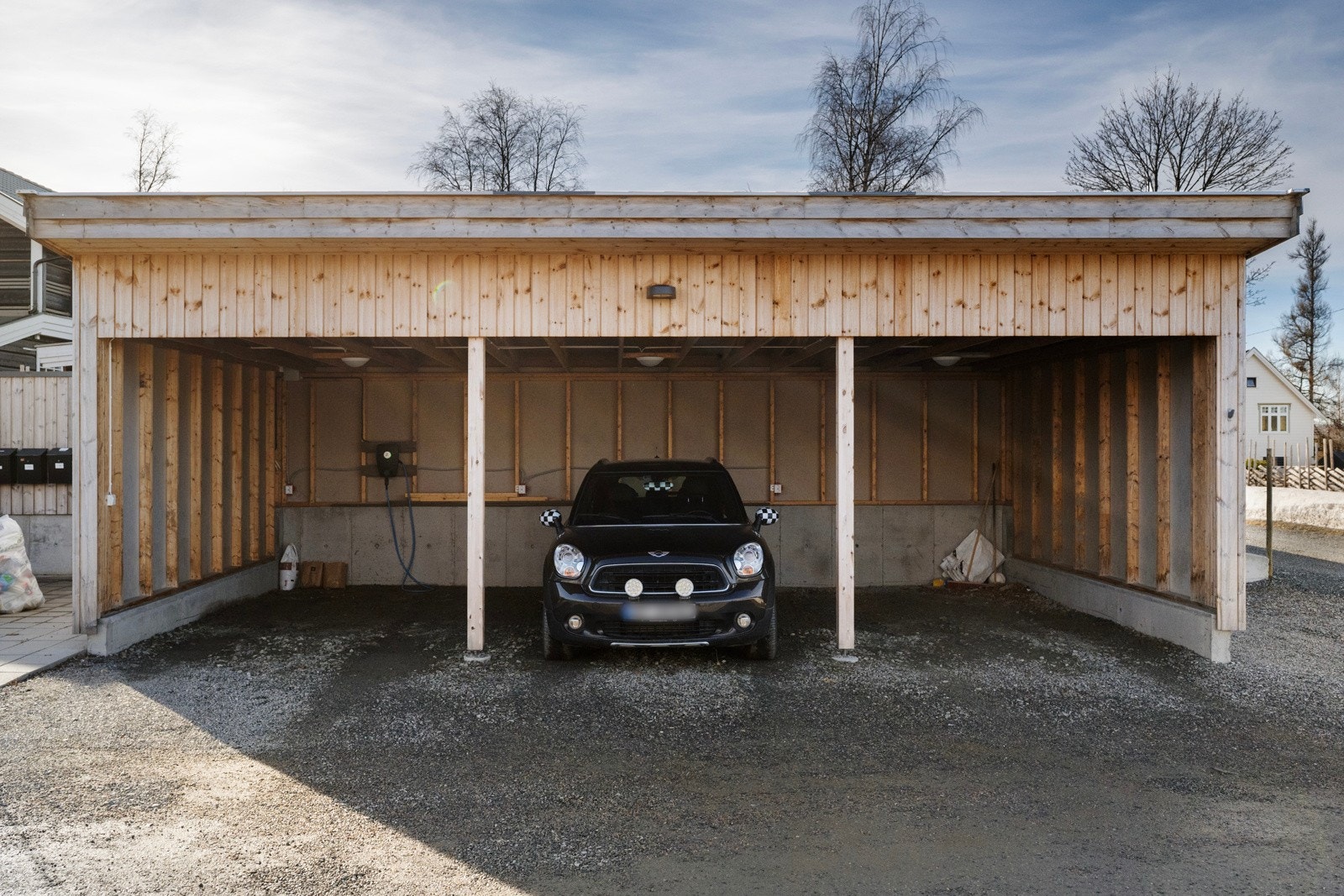 Biloppstillingsplass på eiendommen og plass i carport som følger leiligheten, klargjort for oppsett av el-billader Galleribilde