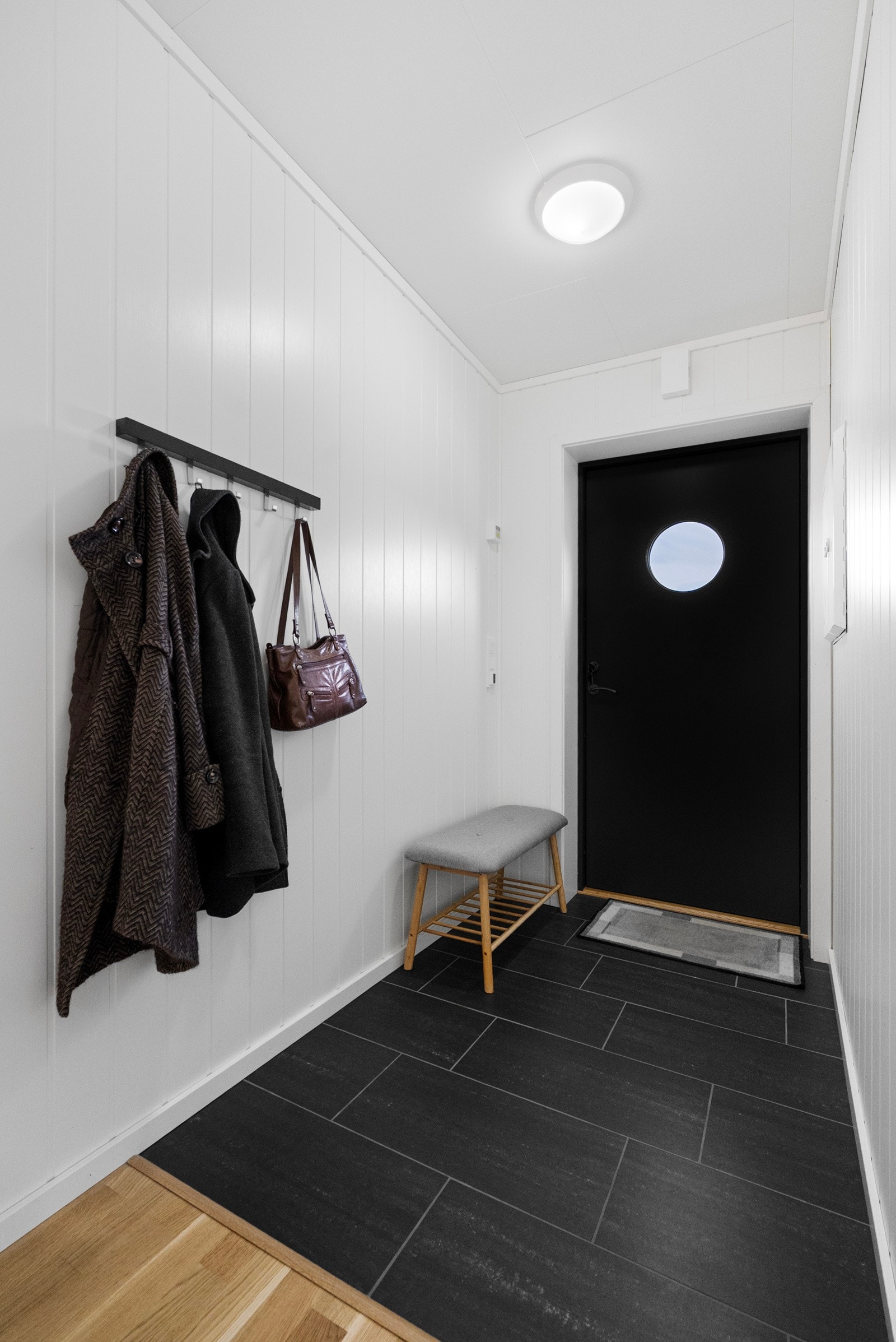 Når du entrer leiligheten, blir du møtt av en innbydende entré med plass til både yttertøy og sko Galleribilde