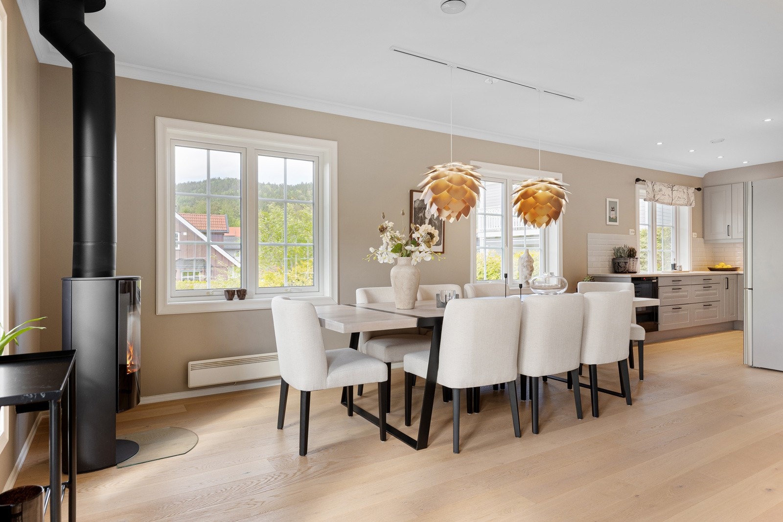 Ved kjøkkenet er det stor sone for spisebord Galleribilde