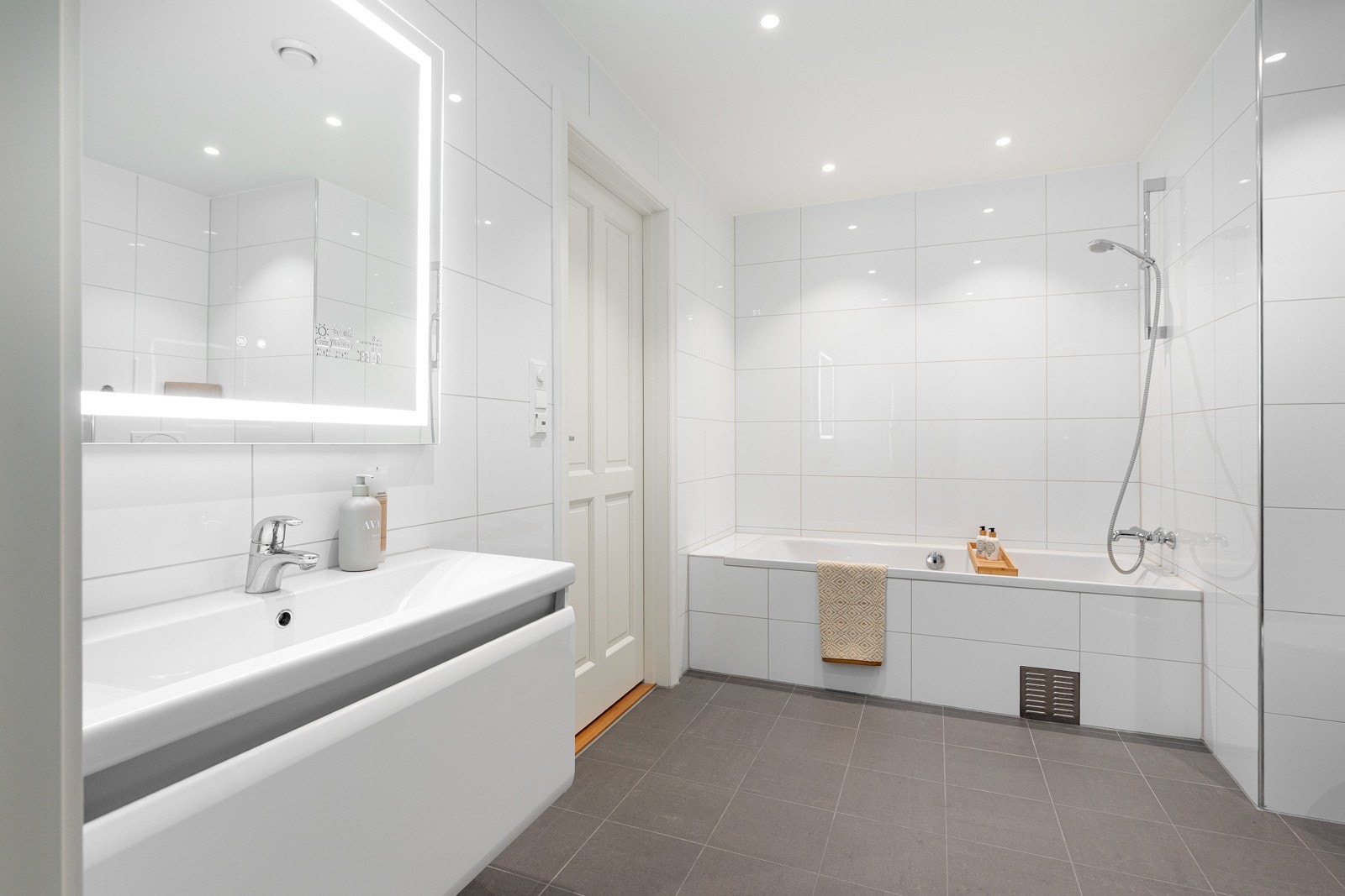 Hovedbadet har direkte adkomst fra hovedsoverommet - i tillegg er det dør inn fra TV-stuen Galleribilde