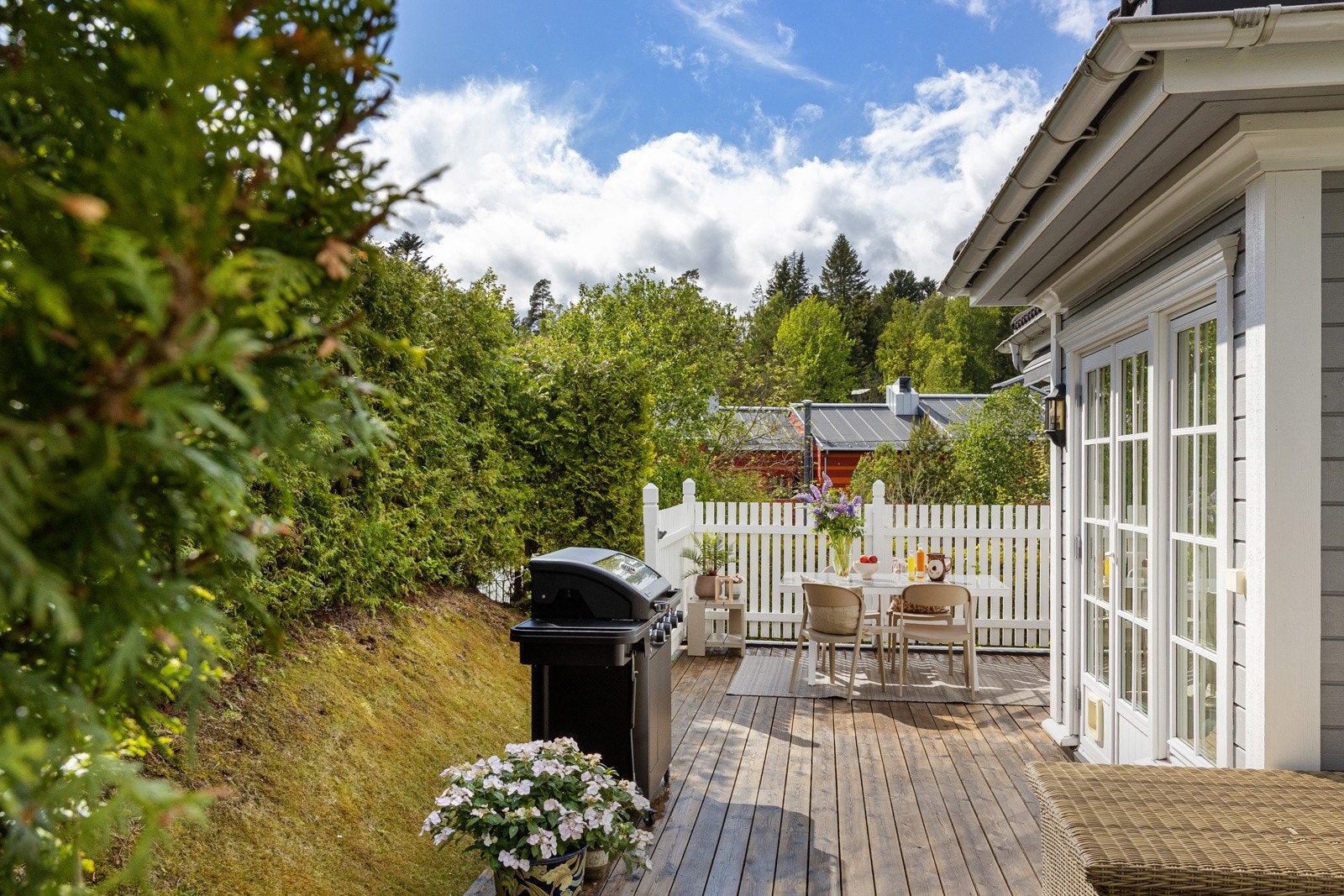 Solrik terrasse og hage Galleribilde