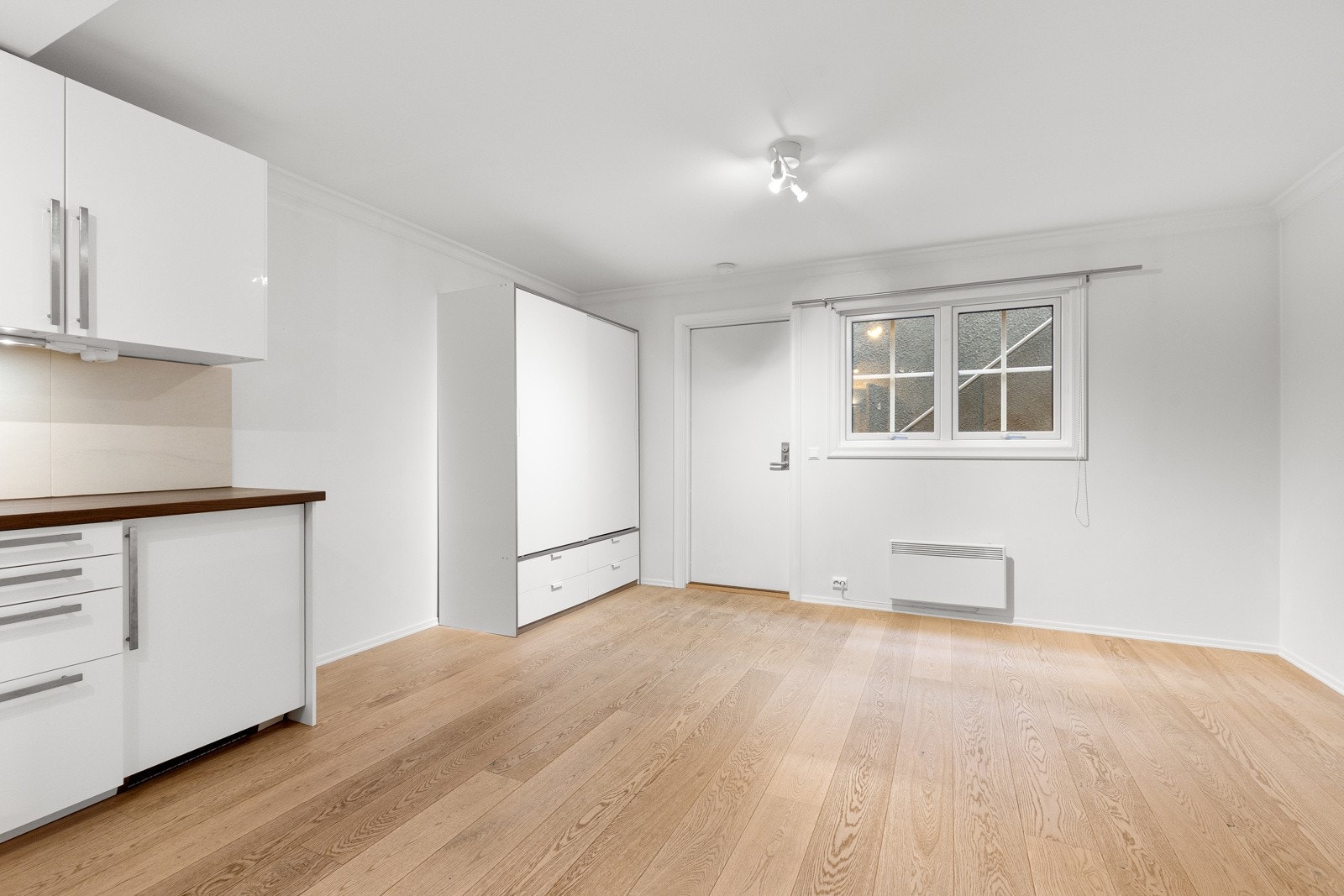 Del med egen inngang bestående av stue med åpen kjøkkeløsning og bad (ikke godkjent for varig opphold) Galleribilde