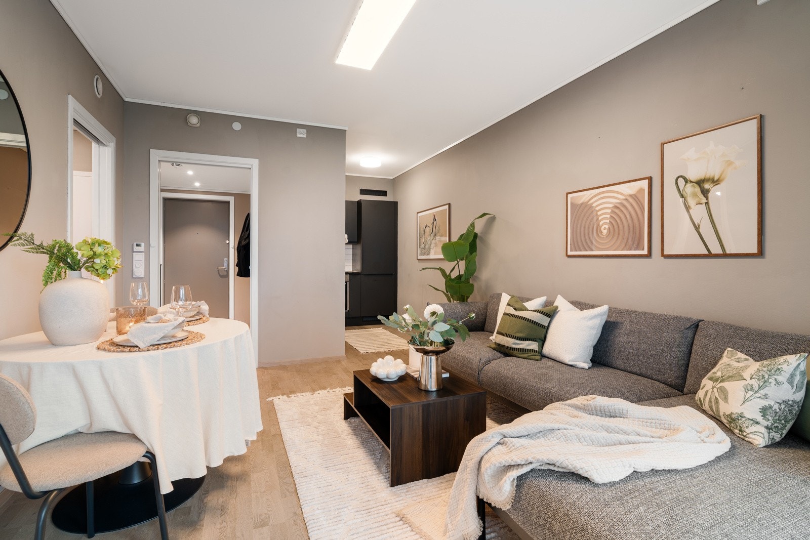 Stuen har god plass til sofa- og spisegruppe samt øvrig møblement. Galleribilde