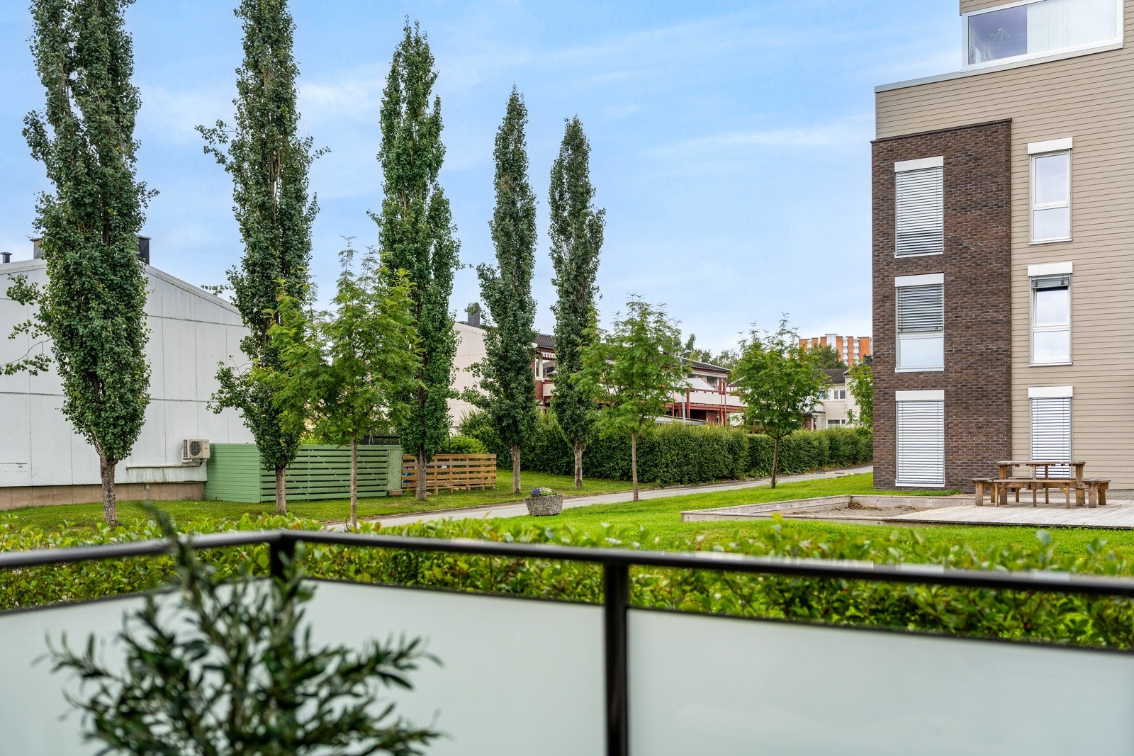 Mange vil nok sette pris på den overbygde terrassen og at det er god plass mellom byggene. Galleribilde