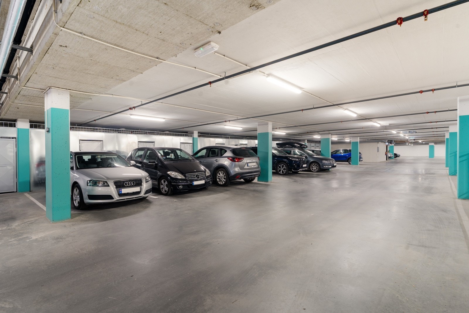 Fast parkeringplass i garasjekjeller. Leiligheten disponerer en bod rett bak bilen som måler 5 kvm. Galleribilde