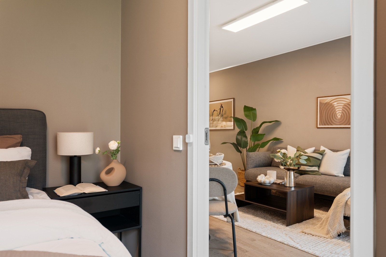 Soverommet har plass til dobbeltseng og nattbord. Galleribilde