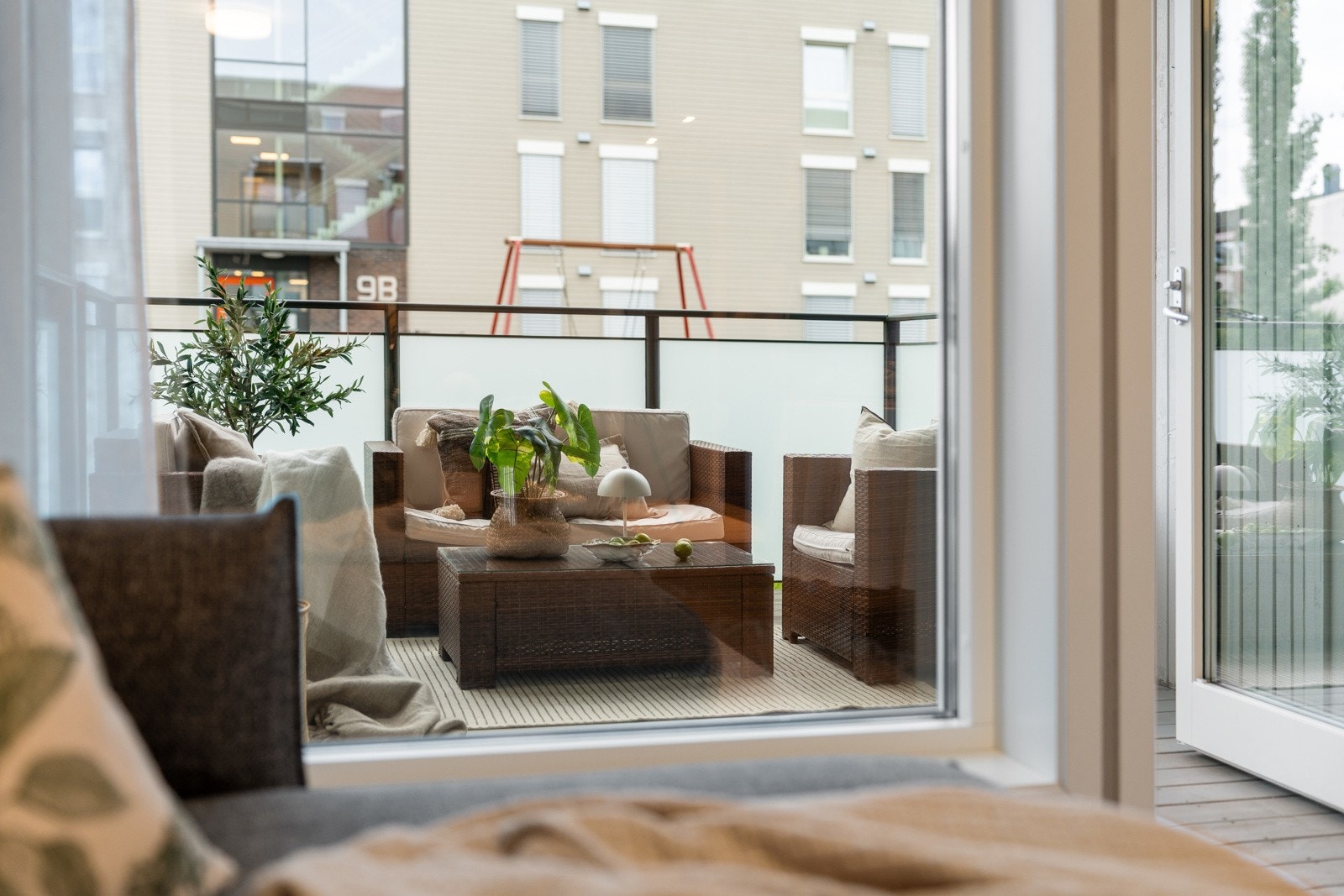 Stuen har solskjerming med shelly smartmodulerer og utgang til en romslig markterrasse. Galleribilde