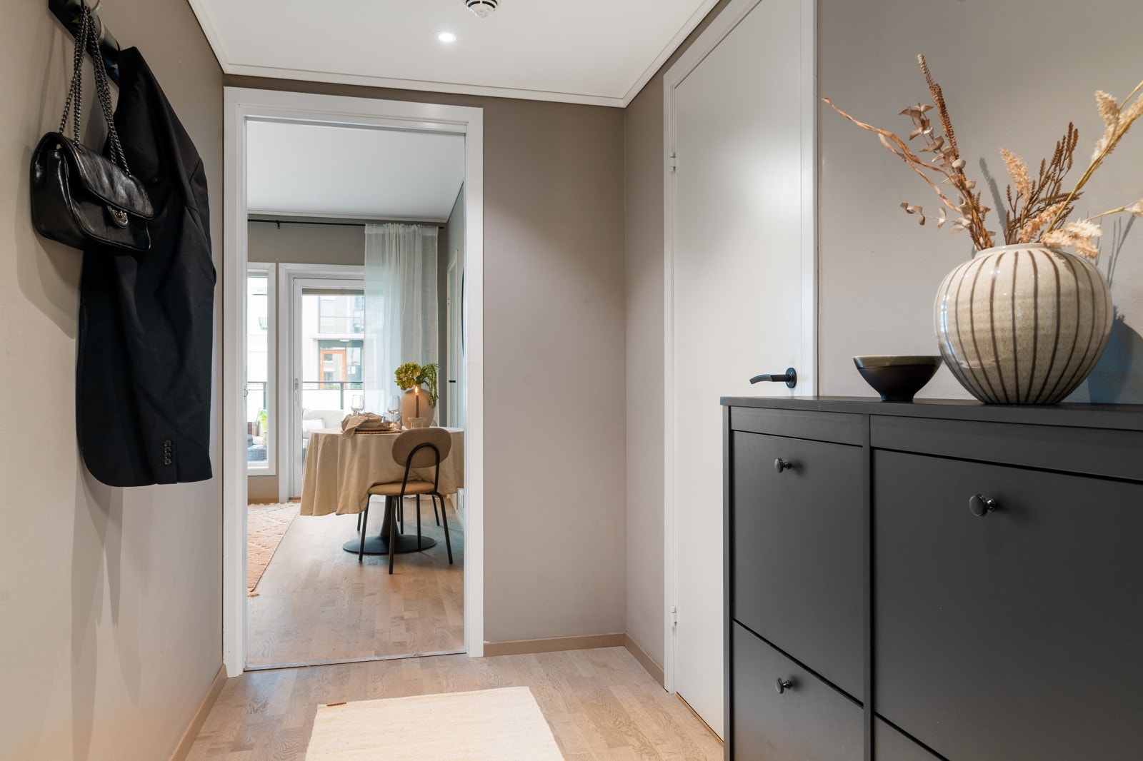 Romslig entré som fordeler til bad og stue. Her er det god plass til å sette ifra seg sko og henge opp ytterklær. Galleribilde
