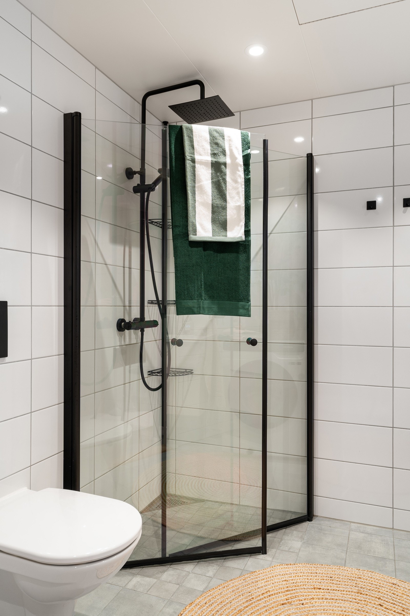 Badet har behagelig varme i gulv, vegghengt wc og dusjhjørne med praktiske innfellbare dusjdører. Galleribilde