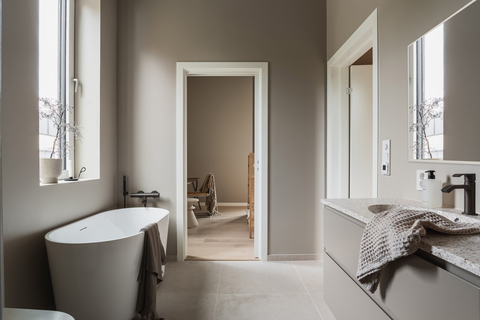 Delikat bad med både dusj og badekar. Galleribilde