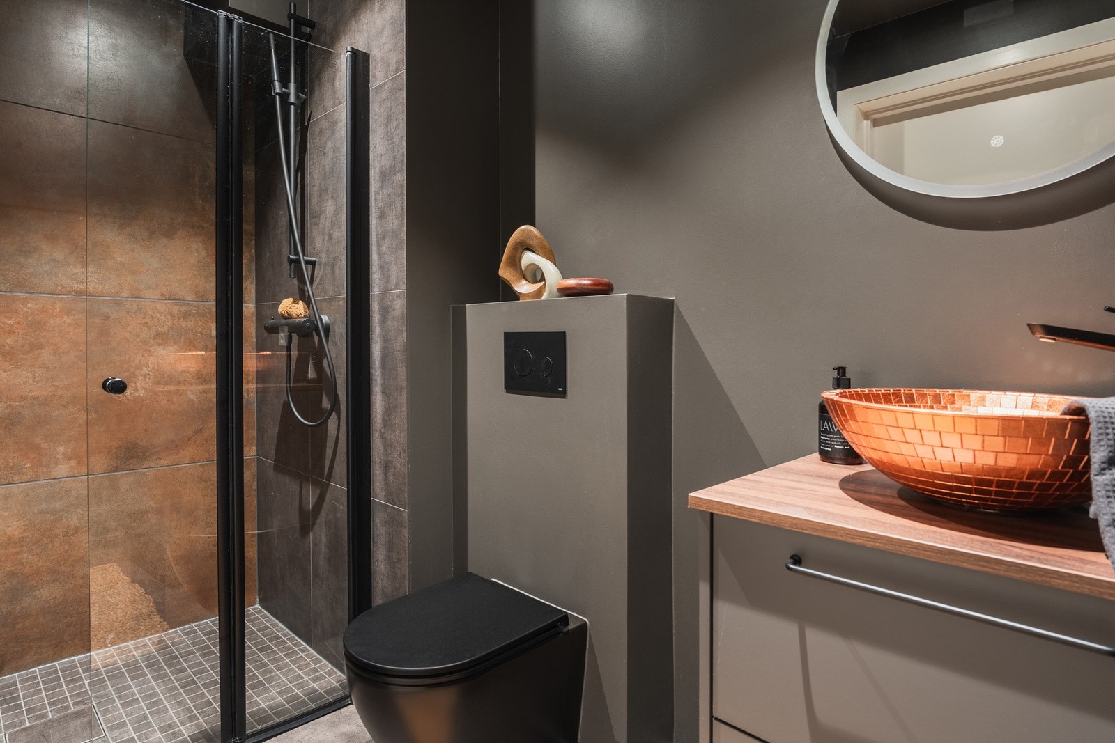 Lekkert bad. Boligen har totalt tre bad. Galleribilde