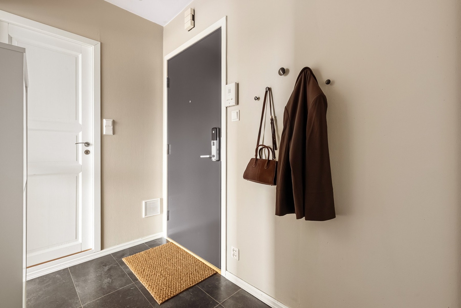 Her er det god plass til oppbevaring av yttertøy og sko, blant annet i en garderobe. Galleribilde