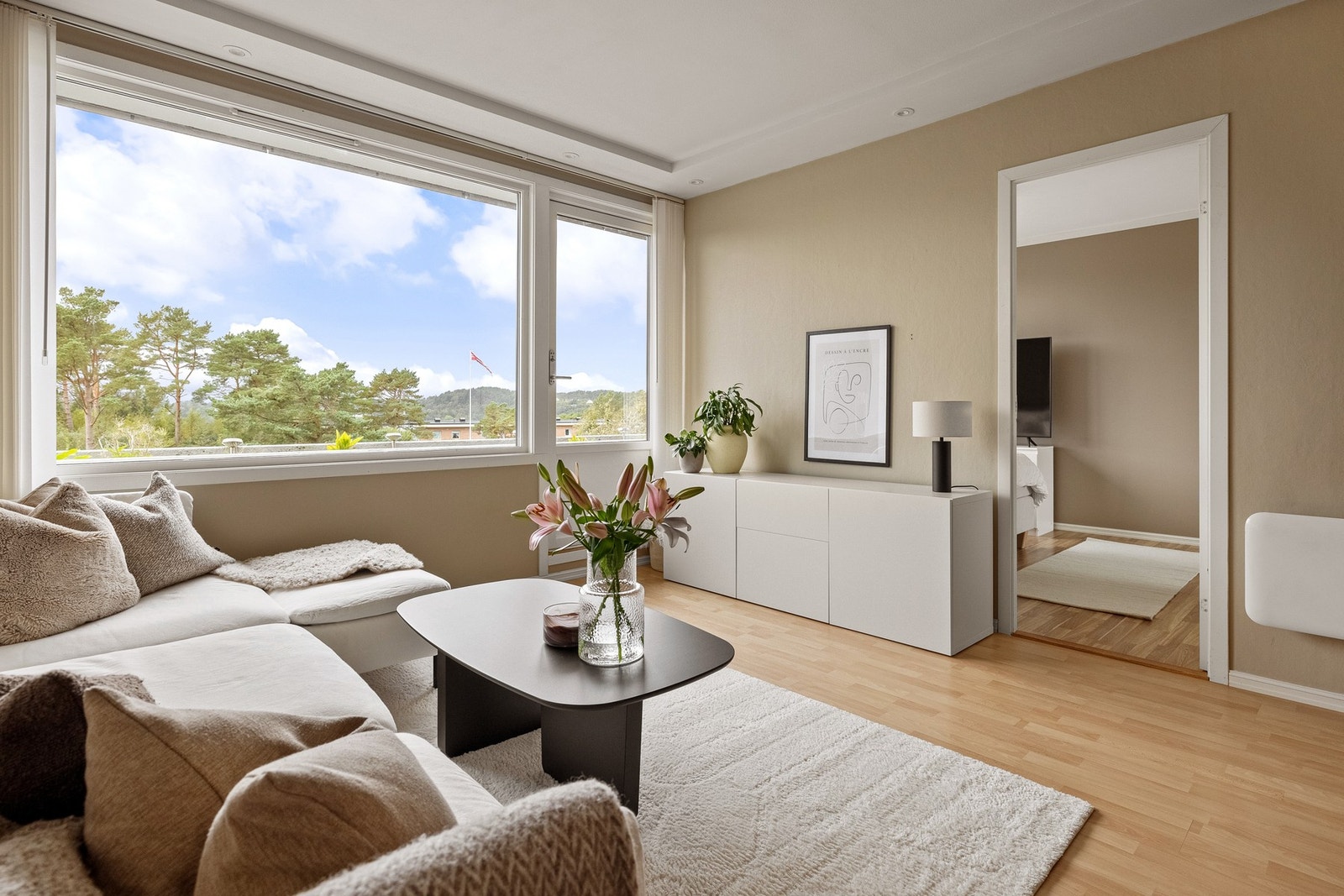 Vi beveger oss inn i stuen. Galleribilde