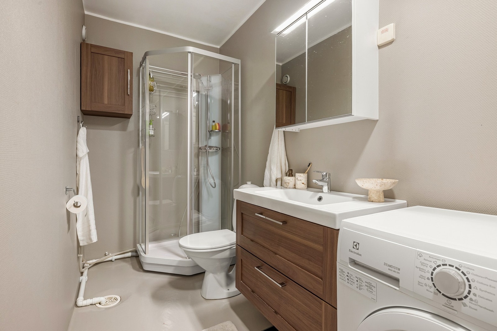 Badet måles til 4,9 kvm. og er helfliset med en slett, malt himling. Galleribilde