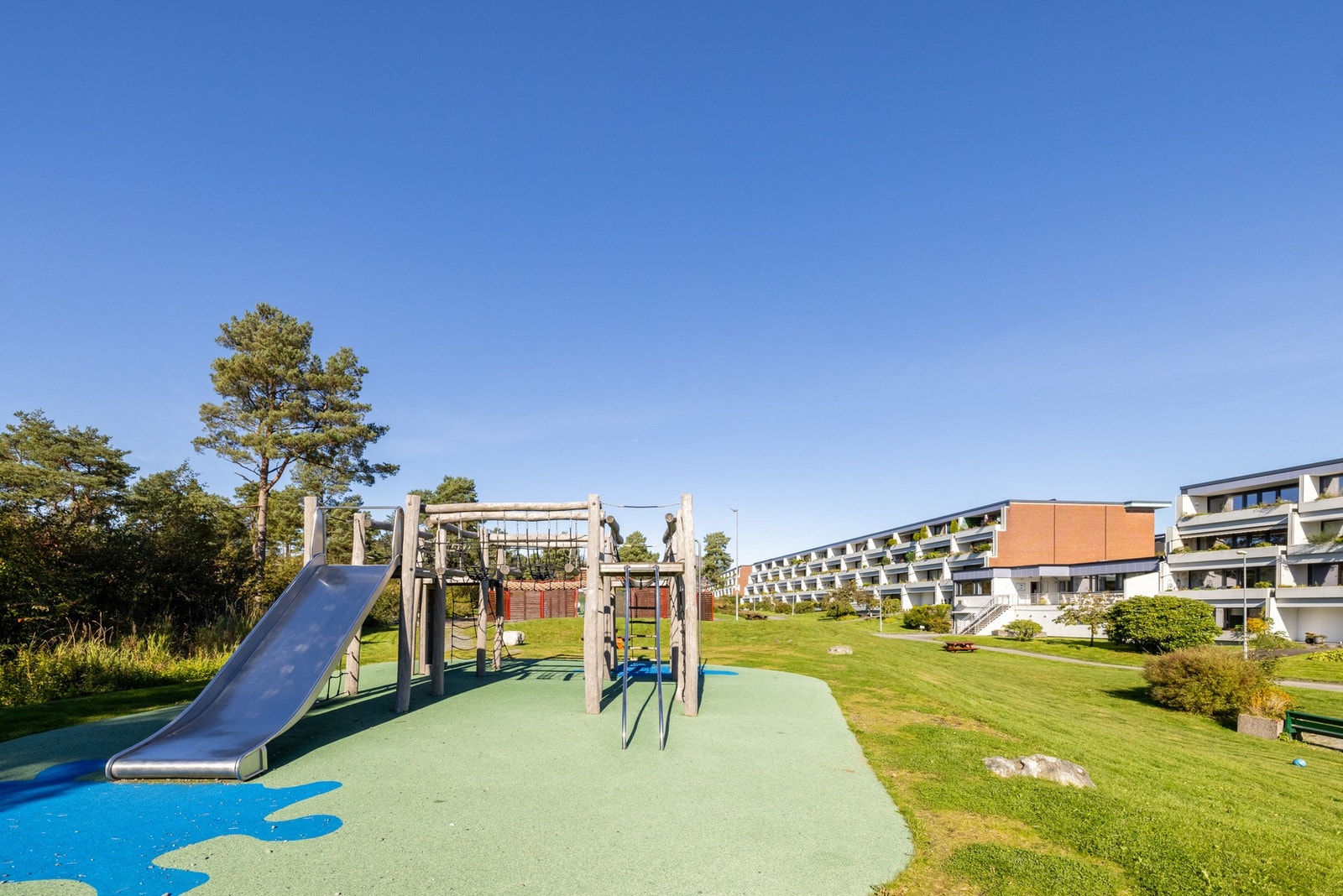 Borettslaget har pent opparbeidede uteområder og en flott lekeplass som kan benyttes av beboere. Galleribilde