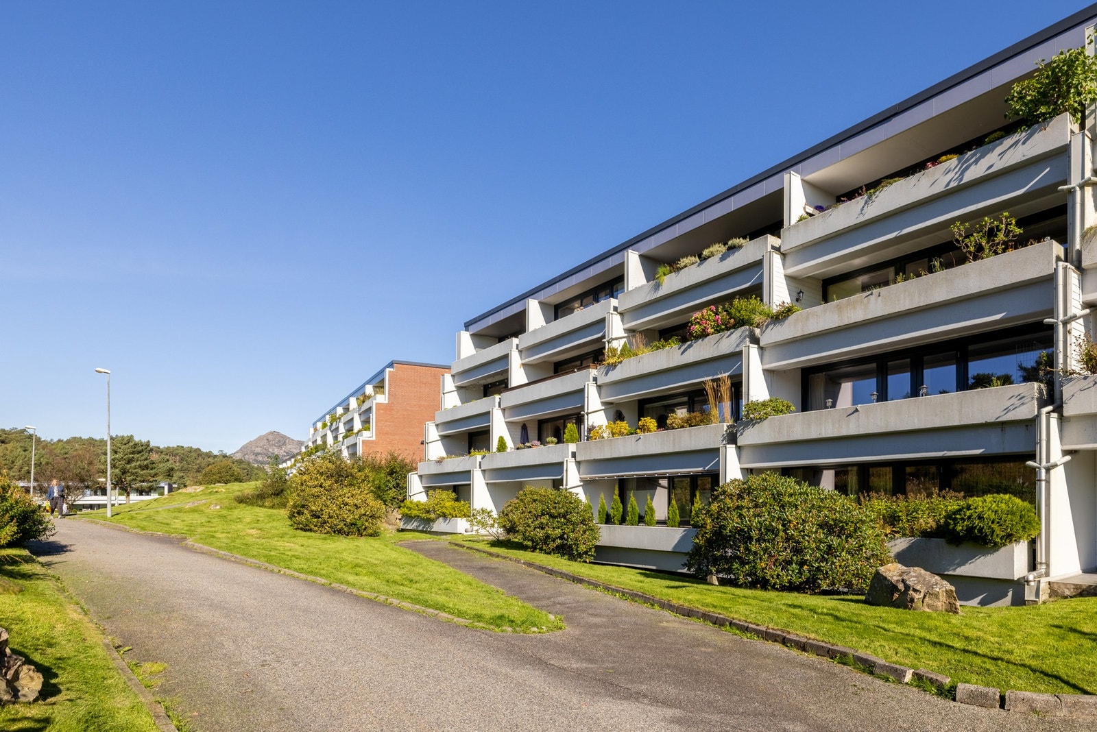 Borettslaget ligger avskjermet med naturskjønn utsikt og gode turmuligheter, samtidig som man ikke er lange veien fra Oasen, Vestkanten og Bergen sentrum. Galleribilde