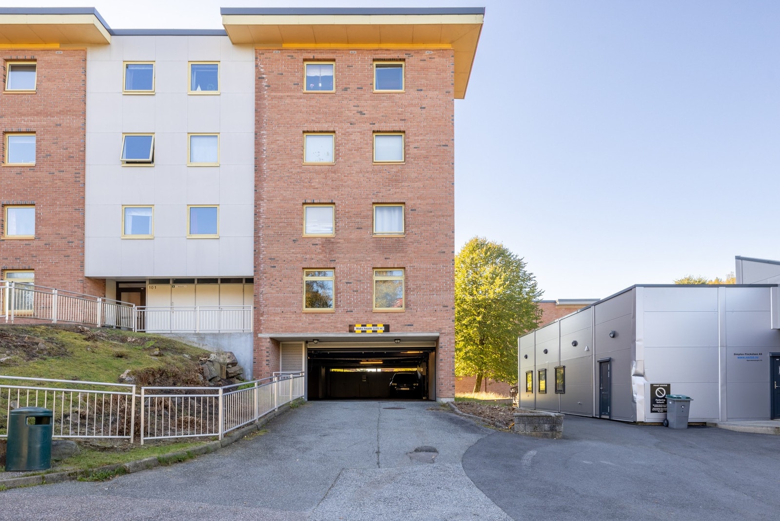Det medfølger også en fast parkeringsplass i felles garasjeanlegg med el-bil lader. Bilde er av en annen innkjørsel, megler kan vise på visning. Galleribilde