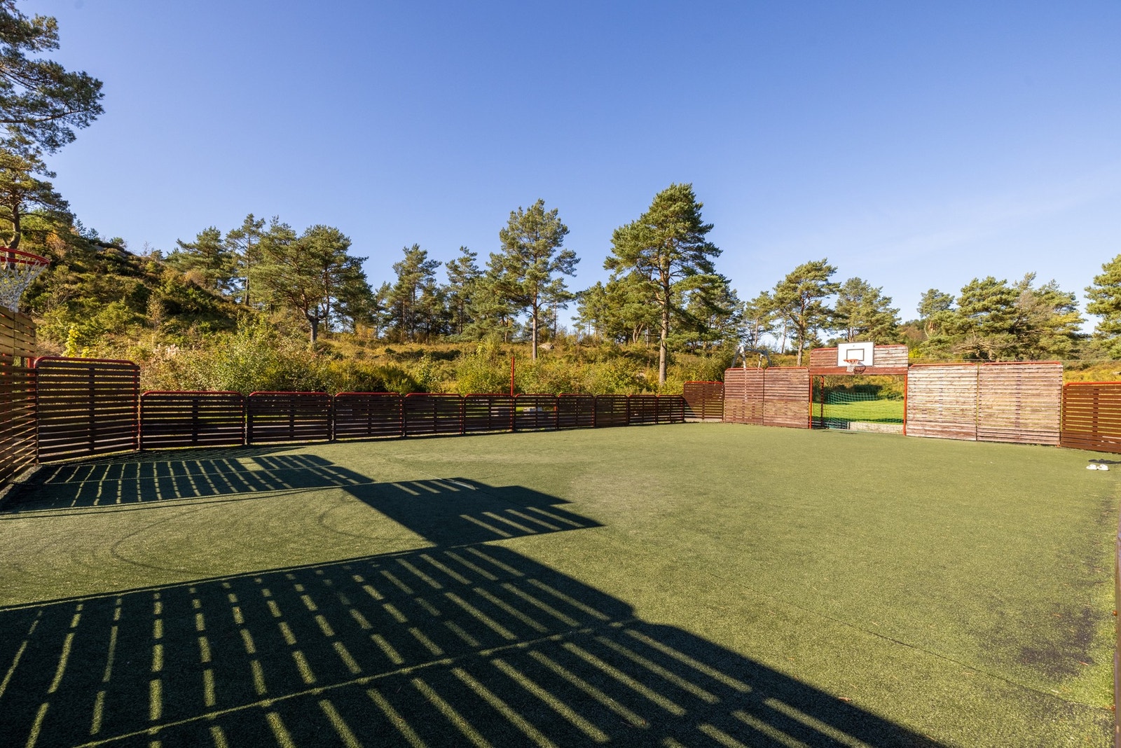 Det er også en ballbinge og flere benker hvor man kan nyte fine dager utendørs. Galleribilde