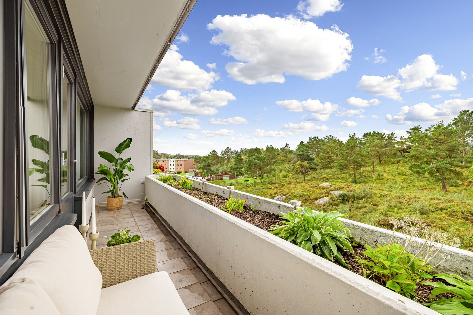 Balkongen er vestvendt og det er dermed svært gode solforhold på ettermiddag- og kveldstid. Galleribilde